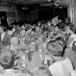841958 Afbeelding van Groningse kinderen aan de lunch tijdens een schoolreis met Kinder Vakantie Trein.
